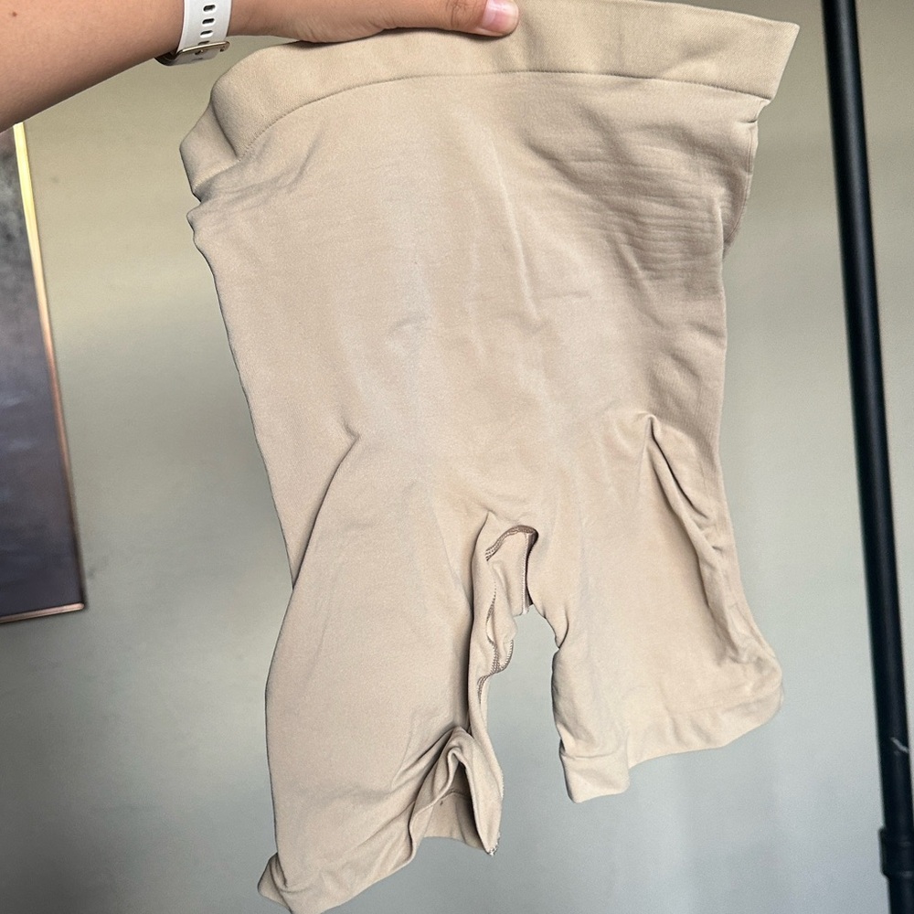 Skims Seamless Sculpt Mid Thigh Short Sand NWOT size L